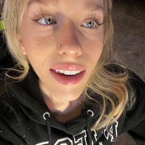 Meet your Posher, Elaine